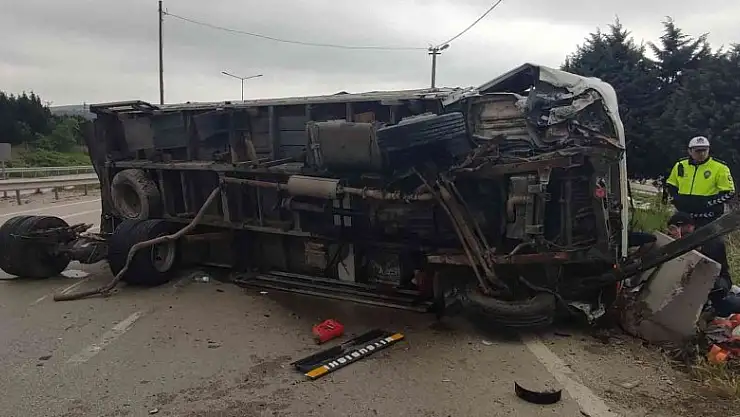 Bursa'da kontrolden çıkan kamyon yan yattı: 1 yaralı