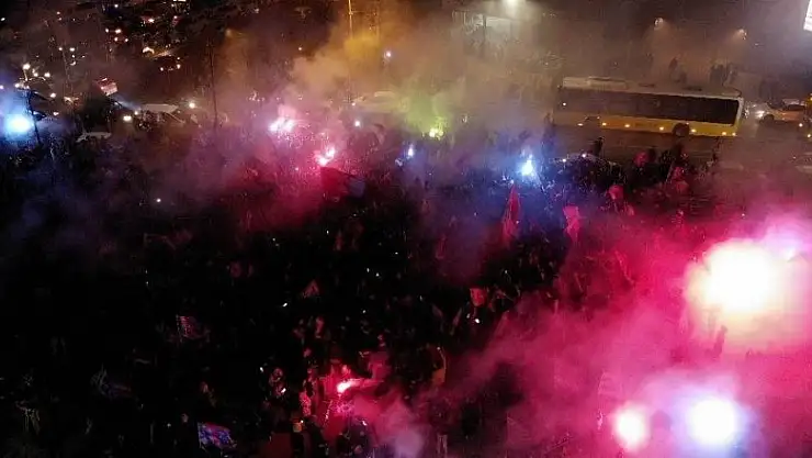Üsküdar'da bordo-mavili taraftarların 38 yıl sonra gelen şampiyonluk sevinci