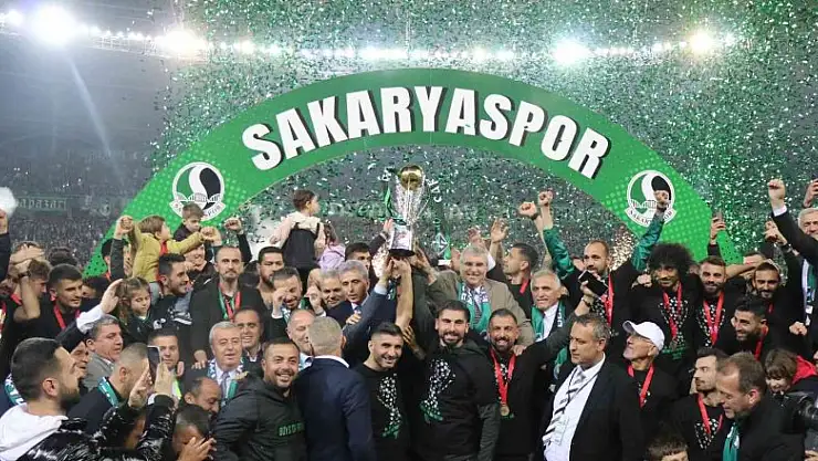 Sakaryaspor'da çifte bayram şampiyonluk kupası kalktı 10 binler sahaya indi