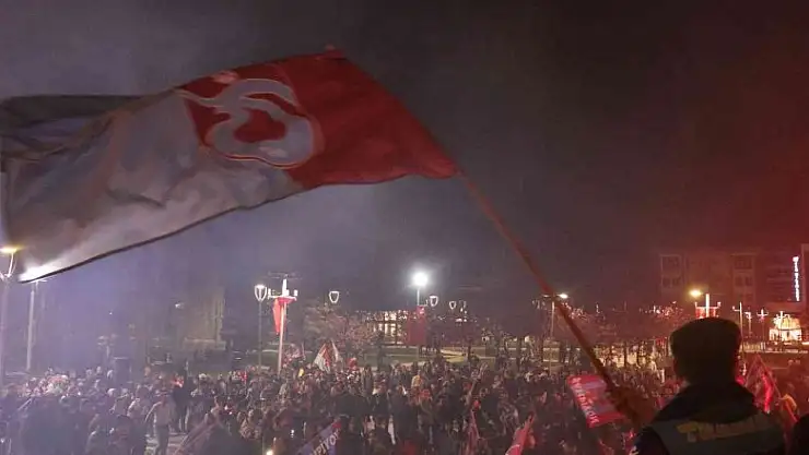 Trabzonspor taraftarı Somalili öğrenciler şampiyonluğu kutladı