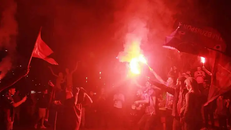 Marmaris'te Trabzonspor şampiyonluğu konvoylar ve meşaleler ile kutlandı