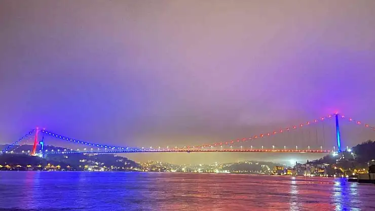 İstanbul'da köprüler Trabzonspor'un renkleriyle ışıklandırıldı