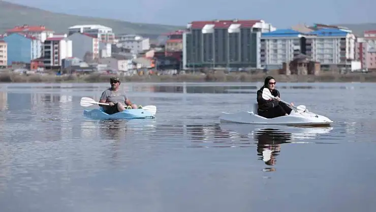 Sular altında kalan ovada 'kano' keyfi