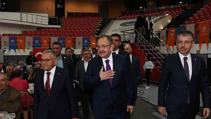 Büyükkılıç, AK Parti Kayseri İl Başkanlığı teşkilat iftarında partililerle bayramlaştı