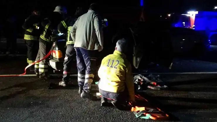 İki otomobil kafa kafaya çarpıştı: Feci kazada 2'si ağır, 3 yaralı