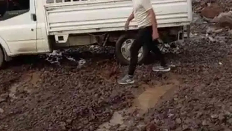 Iğdır'da sağanak sele neden oldu, köy yolu ulaşıma kapandı