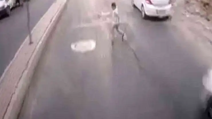 Özel halk otobüsünün çocuğa çarptığı kaza kameraya yansıdı