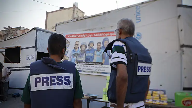 62 yaşındaki gazeteci mesleğini yeğenine öğretiyor