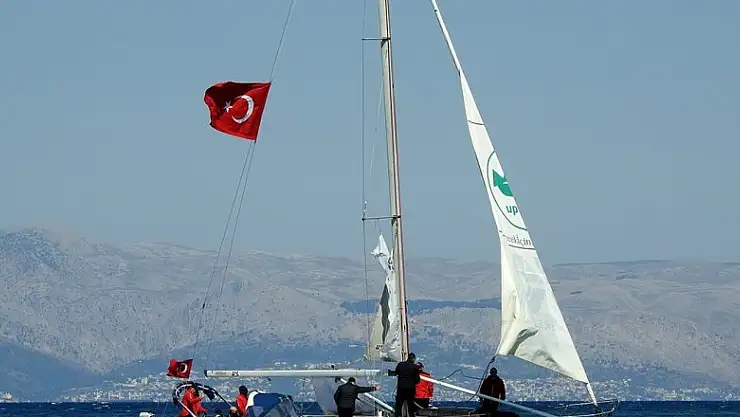 Gelecek için Hopa'dan yelken açan tekne Çeşme'de karşılandı