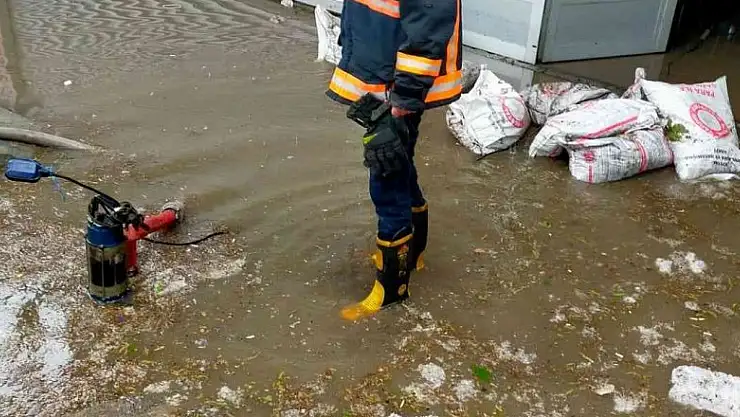Elazığ'da sağanak yağış sonrası iş yerlerini su bastı