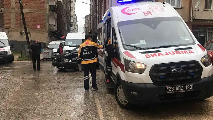 Elazığ'da minibüs ile otomobil çarpıştı: 3 yaralı