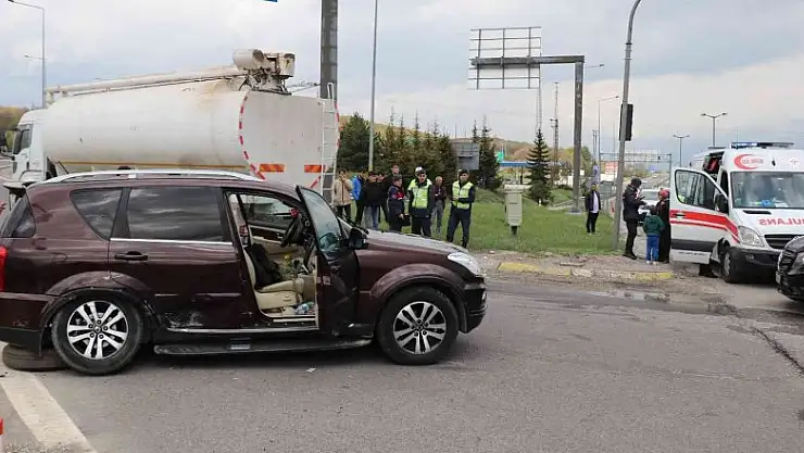 Ciple otomobil kavşakta çarpıştı: 2 yaralı