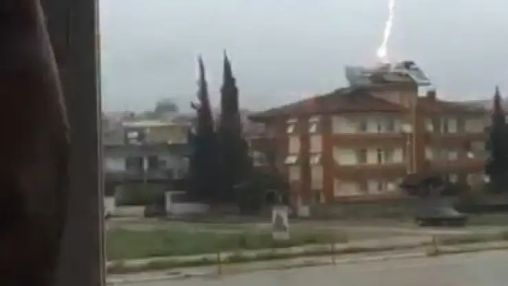 Yağmuru çekerken binanın üzerine yıldırım düştü