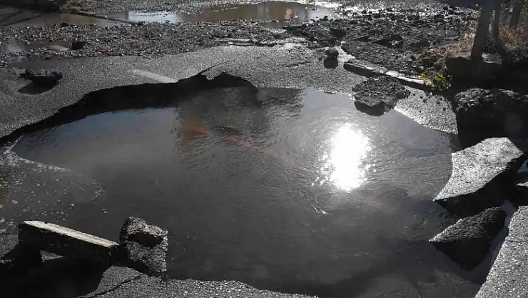 Bodrum ana isale hattı patladı, iş yerlerini su bastı