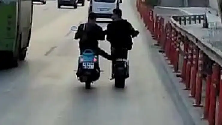 D-100'de tehlikeli ve korkutan yardımlaşma