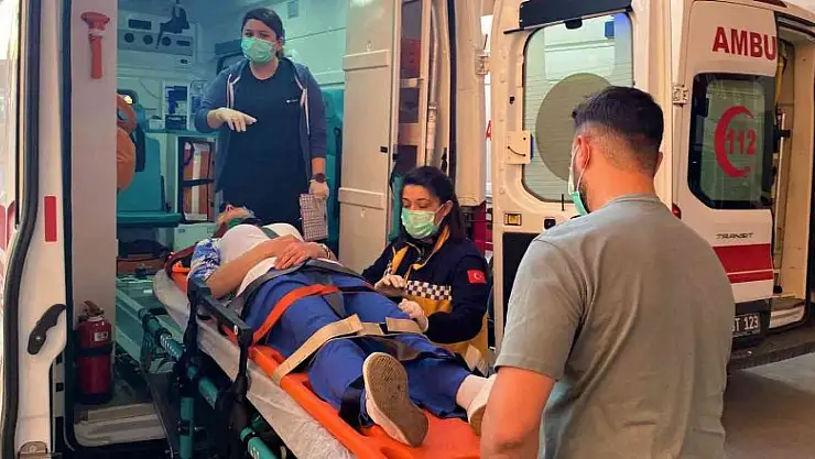 Oğluyla birlikte martıya binerken düşen kadın yaralandı