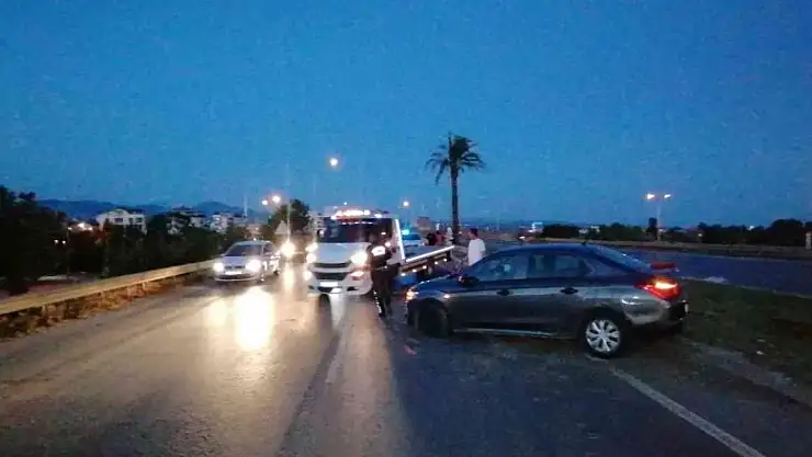 Arkadan çarptığı otomobil, refüjden atlayıp karşı şeride geçti