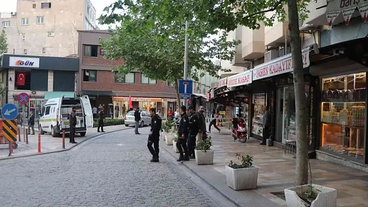 Bacağına saplanan bıçakla kaçıp canını kurtarmaya çalıştı