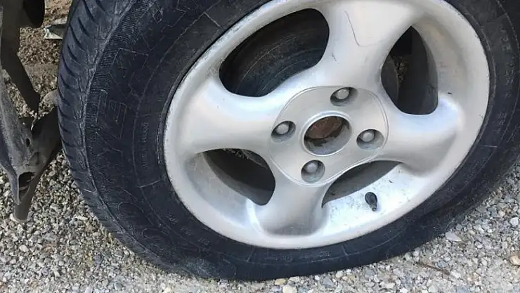 Alkol alıp araçların lastiklerini kestiler