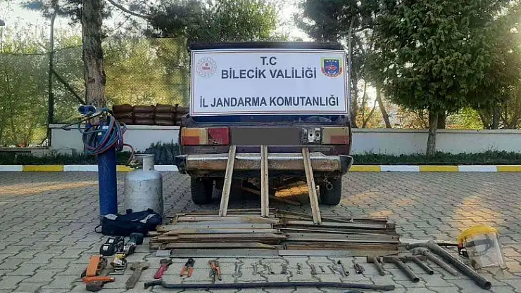 Hurda demirleri çalan hırsızlar yakandı