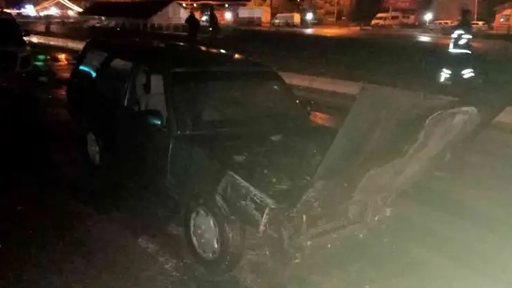 Düğünden dönen vatandaşların bulunduğu araç alevlere teslim oldu