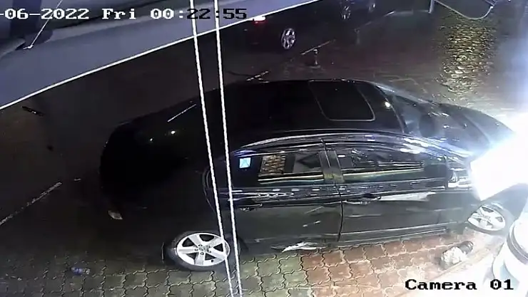 Alkollü sürücünün park halindeki iki otomobile çarptığı anlar kameraya yansıdı