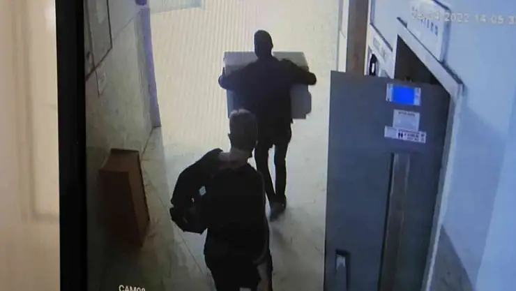 Adana'da güpegündüz hırsızlık: Klimanın dış ünitesini böyle çaldı