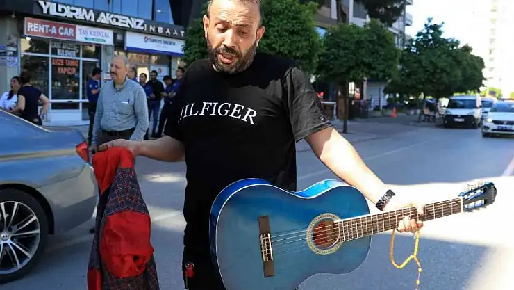 Adana'da 8'inci katta çıkan yangın 3'üncü kata ve park halindeki otomobile sıçradı