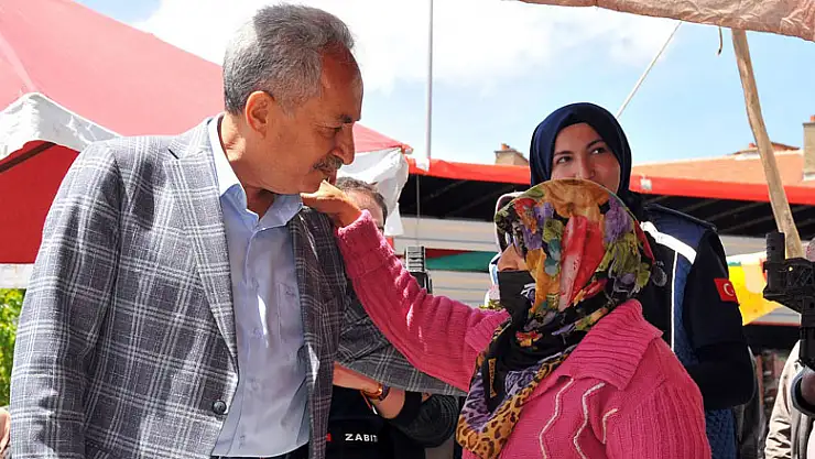 Başkan Akkaya'dan annelere çiçek