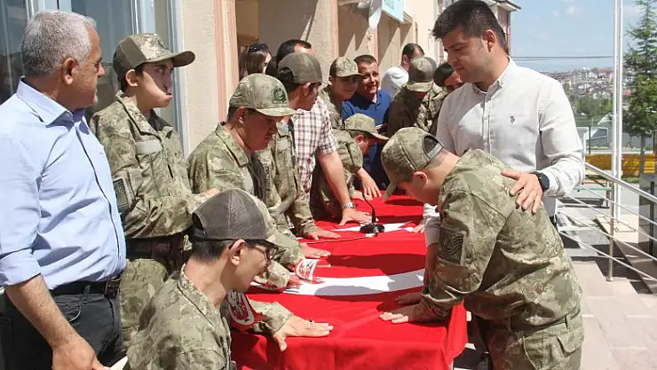 Özel öğrenci kınalı kuzuların temsili askerlik coşkusu