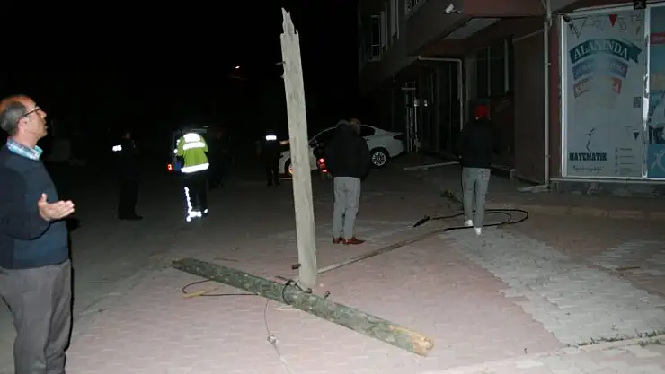 Kamyonla iş makinesi taşırken mahalleyi internetsiz bıraktı