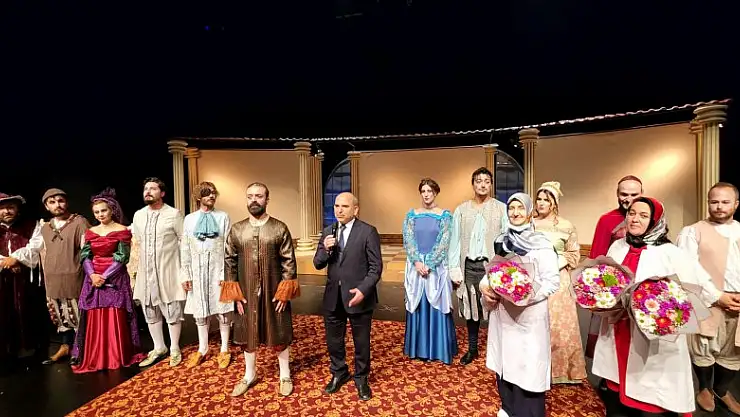 Hemşire ve ebelere özel  tiyatro gösterisi yapıldı