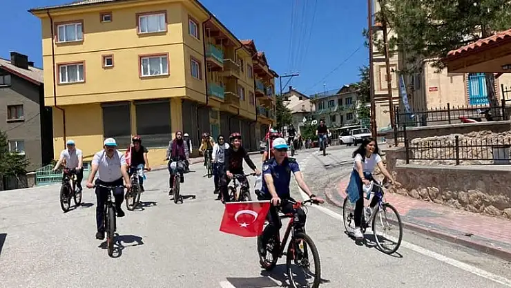 Derebucak'ta protokol gençlerle pedal çevirdi