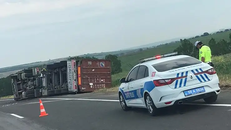 Virajı alamayan tır devrildi