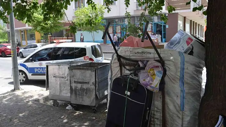 Çöpteki geri dönüşüm atıklarını paylaşamadığı çekçekçi arkadaşını sopayla dövdü