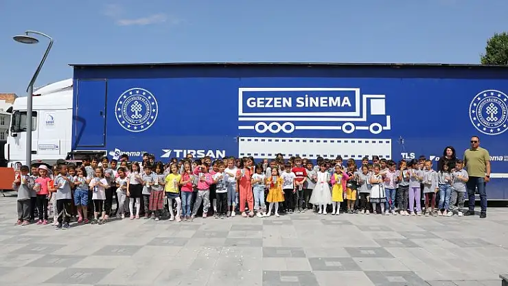 'Gezen Sinema Tırı' ilçelerdeki çocukları sinema ile buluşturuyor