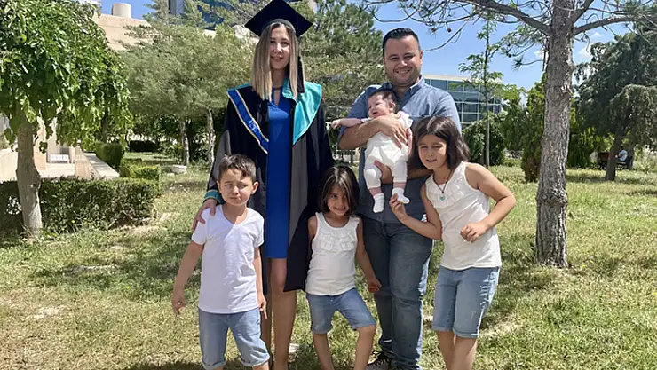 Dört çocuk annesi azmetti, üniversite eğitimini tamamladı