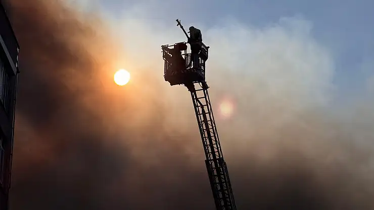 7 katlı binada çıkan yangın büyük hasara yol açtı