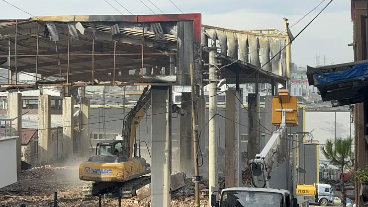 7 kişinin can verdiği parfüm dolum tesisi yıkılıyor