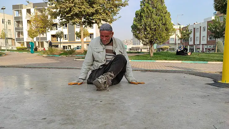 70 yaşındaki engelli vatandaş, zorluklarla mücadele ediyor: Akülü sandalye olmadan her gün yerde sürünüyor!