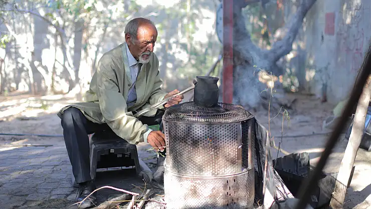 80 yaşındaki akademisyen hayatta kalma mücadelesi veriyor