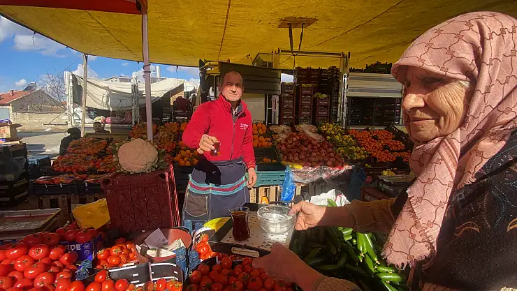 84 yaşındaki Sevim teyze pazarcı esnafının çaylarını demliyor