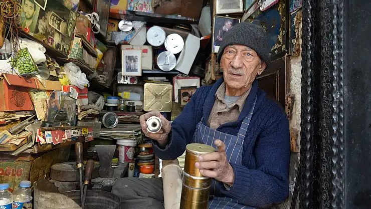 86 yaşındaki teneke ustası, 66 yıldır mesleğini sürdürüyor