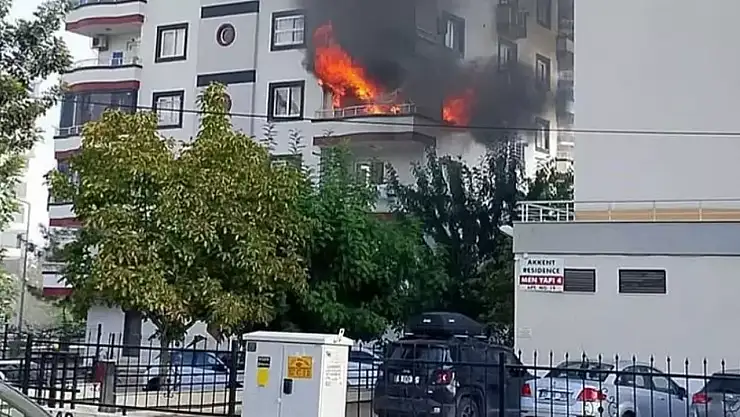 9 katlı binada yangın: Alevler daireyi sardı