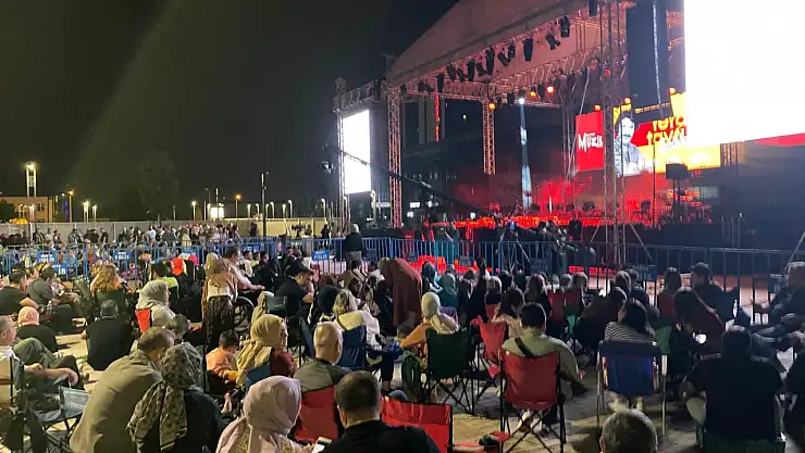 Konya'daki Ferdi Tayfur Konserine Binlerce Hayranı Katıldı