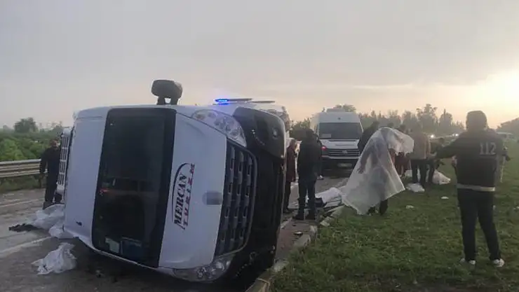 Yolcu minibüsü devrildi