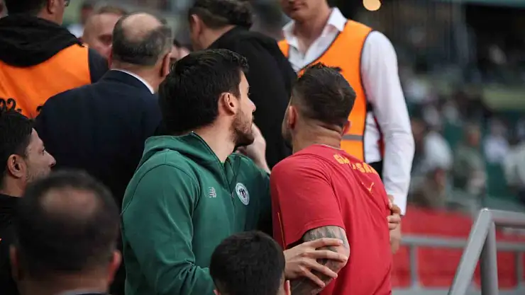 Abdülkerim Bardakcı ile Konyasporlu taraftarlar arasında gerginlik