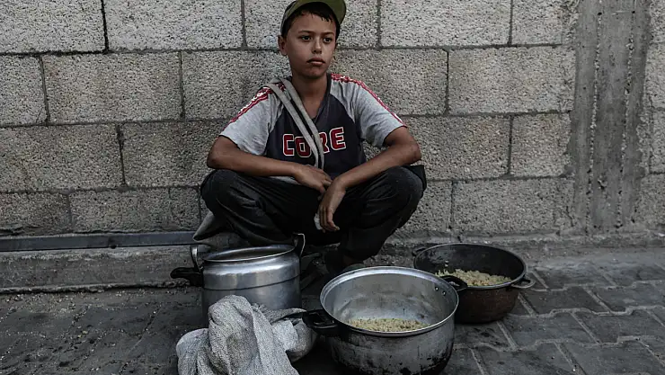 Açlığa direnen Gazze'de yemek dağıtıldı