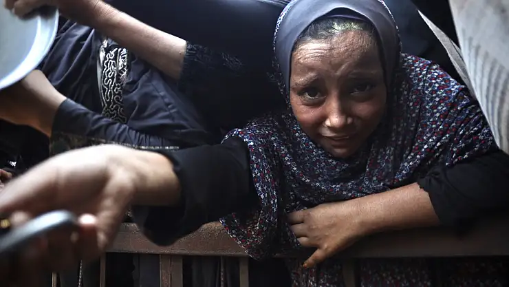 Açlıkla mücadele eden Filistinlilere yemek dağıtıldı