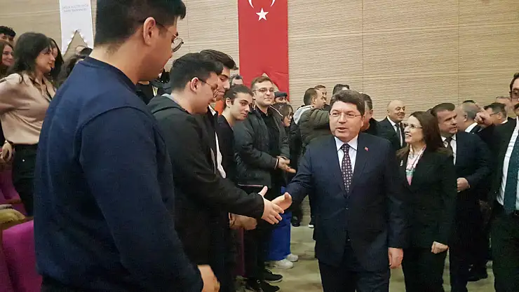 Adalet Bakanı Tunç, gençlerle tecrübelerini paylaştı